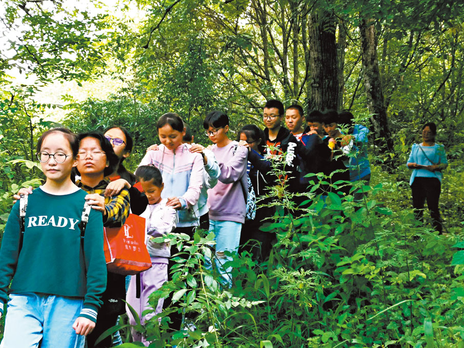 ◆走入山林接受自然教育，讓孩子從小樹立起了保護自然的理念和責任。