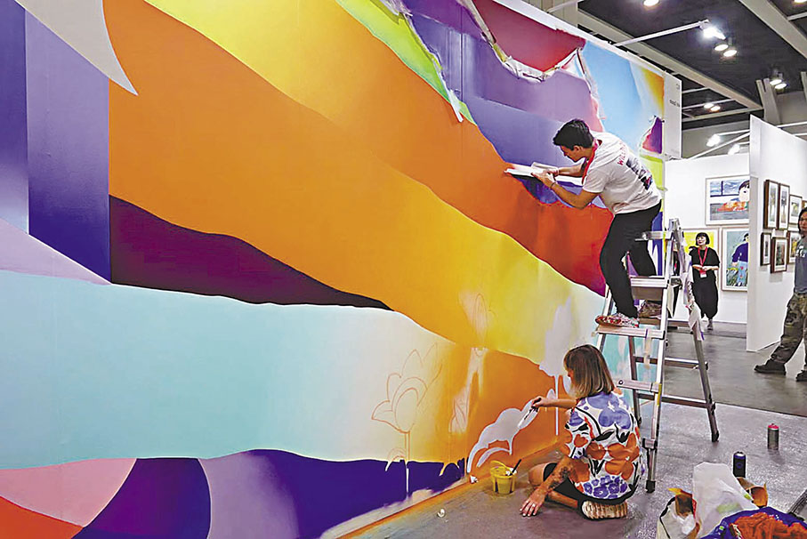 ◆西班牙藝術家Murfin現場創作壁畫。  黃依江 攝