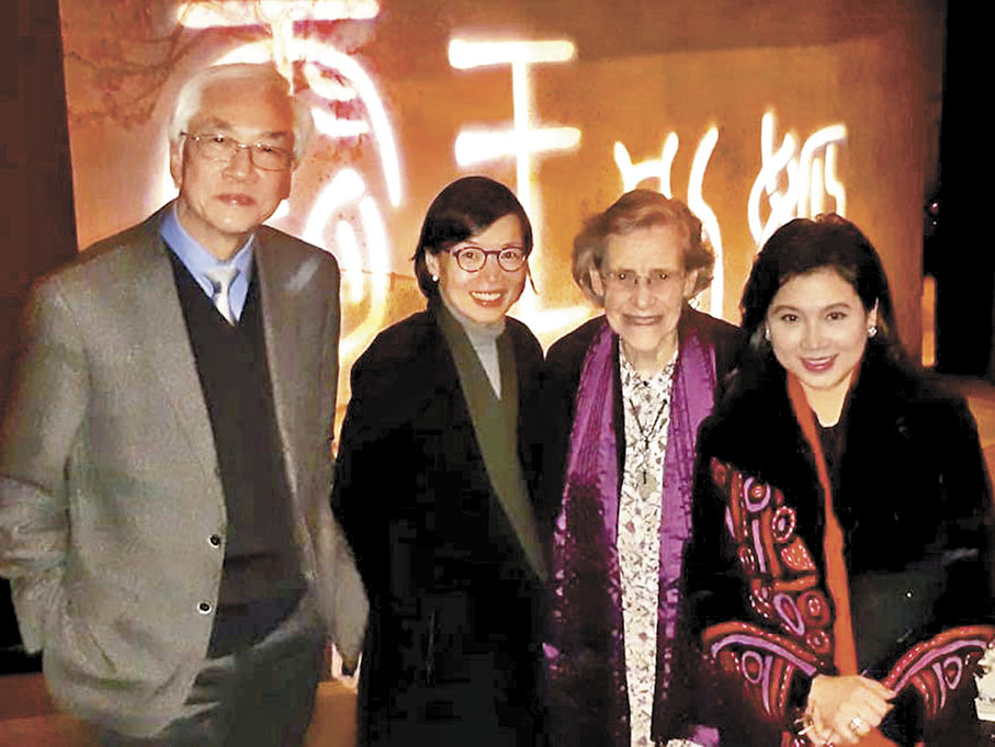 ◆(左起)2018年,何文匯教授、已故民政事務局副局長許曉暉女士、尤德爵士夫人和作者一齊觀賞《霸王別姫》。 作者供圖