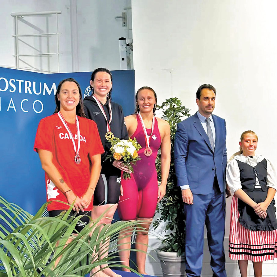 ◆ 何詩蓓（左二）在環地中海泳賽摩納哥奪200米自金牌。香港游泳教練會圖片