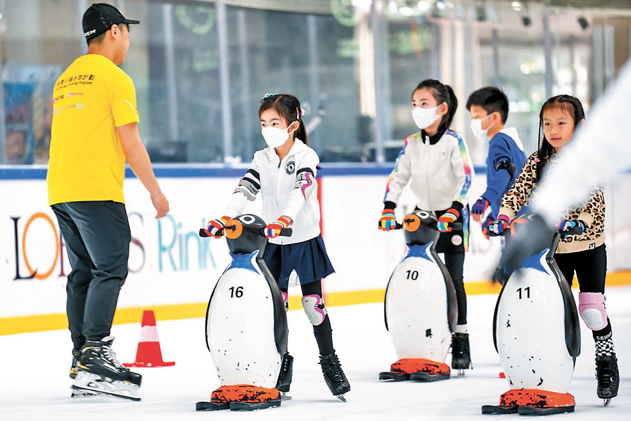 ◆ 學童接受冰球訓練。