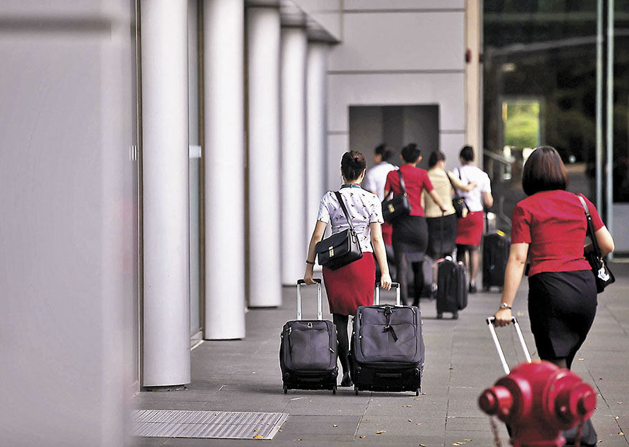 ◆ 國泰航空3名空中服務員因歧視非英語乘客而被解聘。圖為國泰空中服務員完成執勤回到總部。 資料圖片