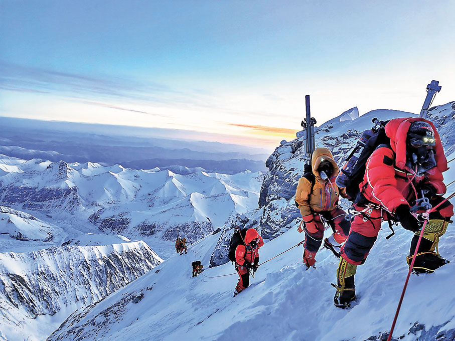 ◆2023年珠峰科考登頂隊員在衝頂。   新華社