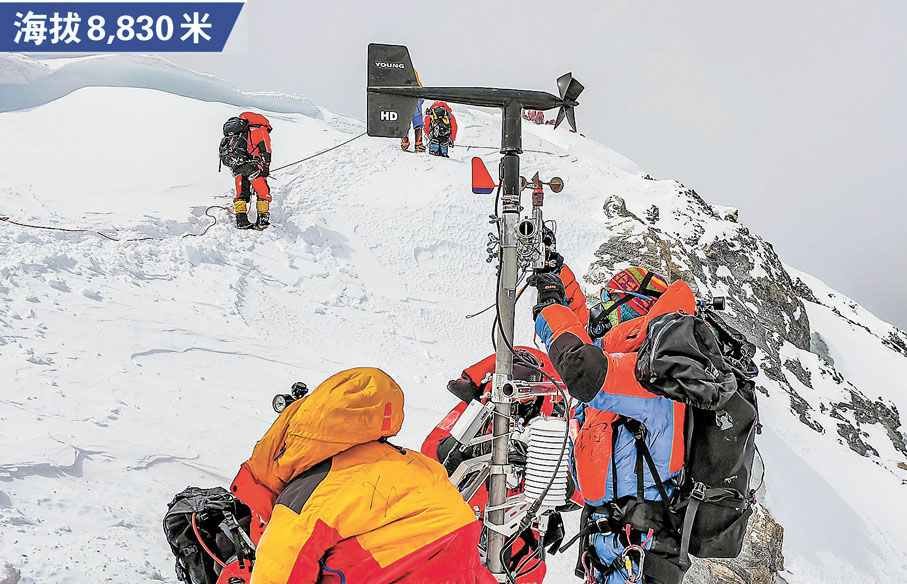 ◆ 科考登頂隊員在維護升級自動氣象站。    新華社