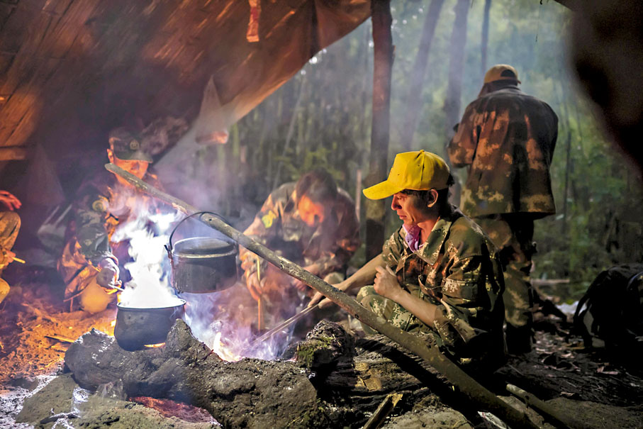 ◆在高黎貢山國家級自然保護區，巡護隊員準備晚飯。 資料圖片