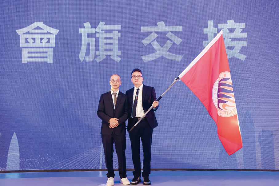 ◆ 粵港澳溫州工商會聯合會輪值主席（香港及深圳）交接會旗。