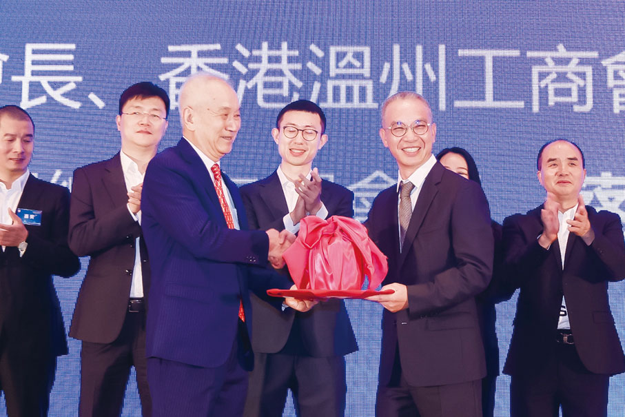 ◆ 會章交接儀式，陳瑛膺同鄉會、工商會會長。