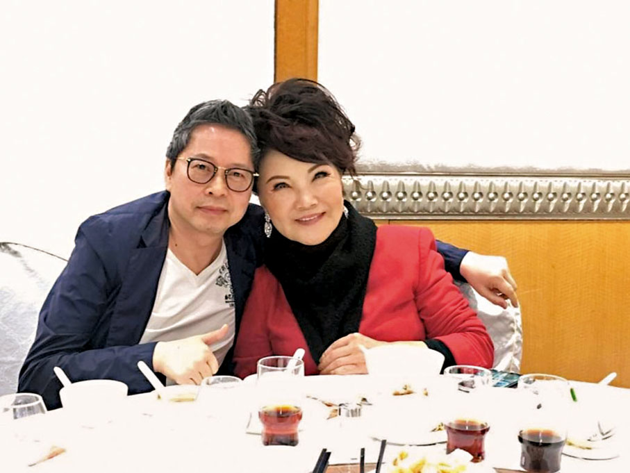 ◆2015年,張國林為楊燕(右)在港舉辦多場《情牽蘋果花演唱會》。