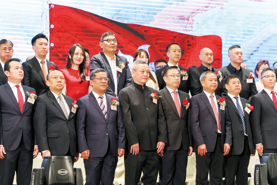 ◆一眾主禮嘉賓齊唱國歌。