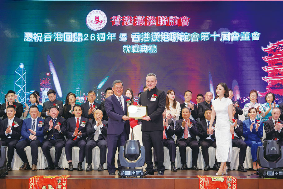 ◆胡勇政（左）頒發會長選任證書予張小宇（右）。