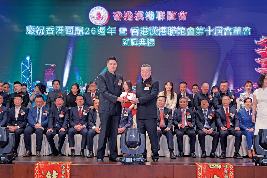 ◆張小宇（右）頒發副會長選任證書，由蔡子躍代表接受。