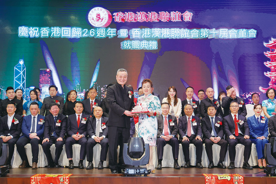 ◆張小宇（左）頒發會董選任證書，由郭大津代表接受。