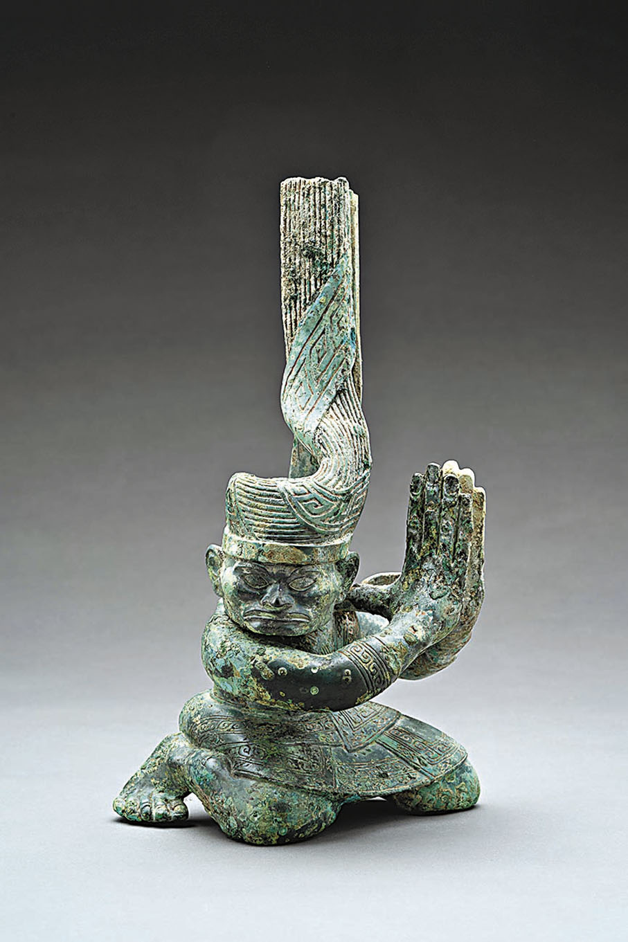 ◆三星堆出土扭頭跪坐人像。  資料圖片