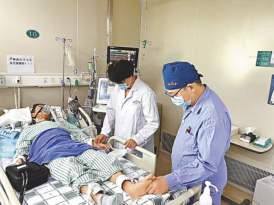 ◆ 廣東省名中醫、廣東省中醫院副院長楊志敏帶隊中西醫診療小組查房。 香港文匯報廣州傳真