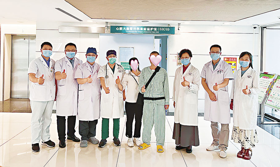 ◆ 廣東省中醫院完成全國中醫系統第一例「人工心臟」植入術，中西醫結合為心衰患者「重啟」生命。圖為醫護與患者（右四）合影。 香港文匯報廣州傳真