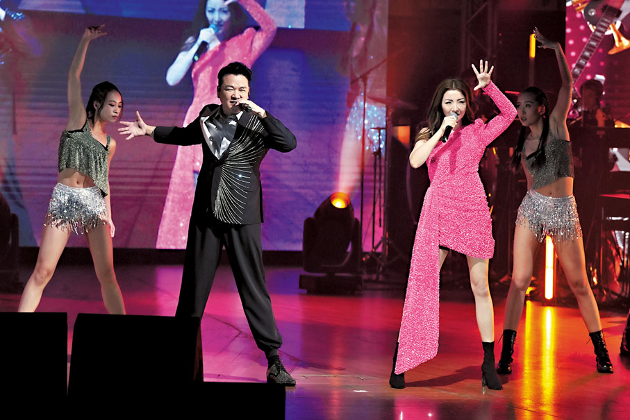 ◆「滿漢荃席音樂盛宴演唱會」漢陽與譚嘉荃以勁歌熱舞展開序幕。