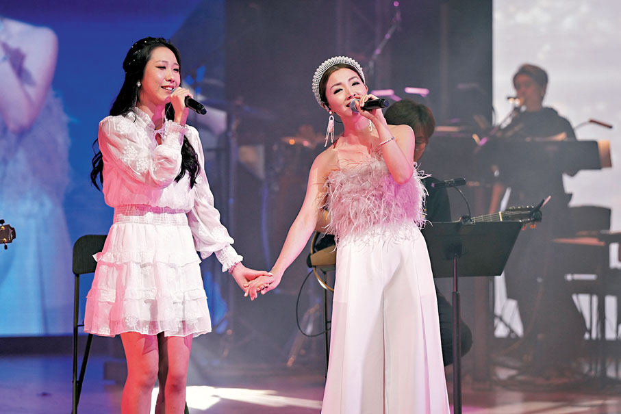 ◆歌手譚嘉荃（右）與Smiley合唱兩首歌。