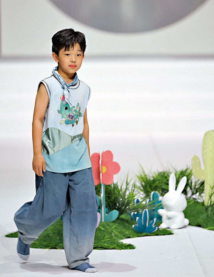 ◆小模特兒在秀場上展示時裝。