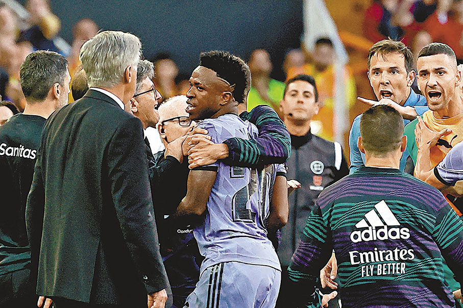 ◆雲尼斯奧斯祖利亞(中)不甘受球迷羞辱。  法新社