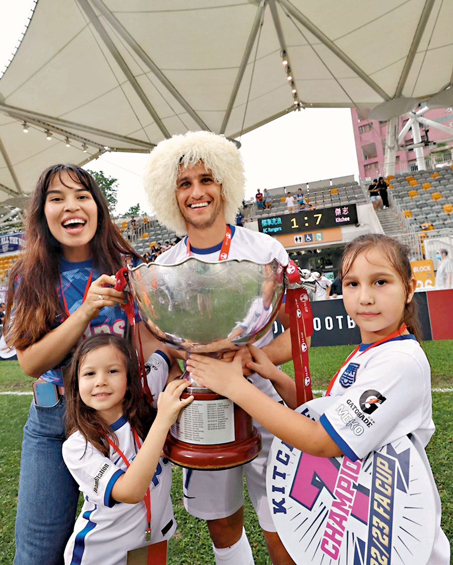 ◆明加索夫與妻女慶祝傑志贏得足總盃。 Fb圖片