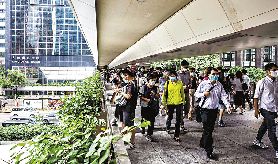 ◆入境處宣布下月19日起,來港的受養人、外傭、外勞、學生、受訓及工作假期計劃等申請,須申報是否有刑事定罪紀錄。圖為灣仔入境事務大樓外的天橋人來人往。 資料圖片