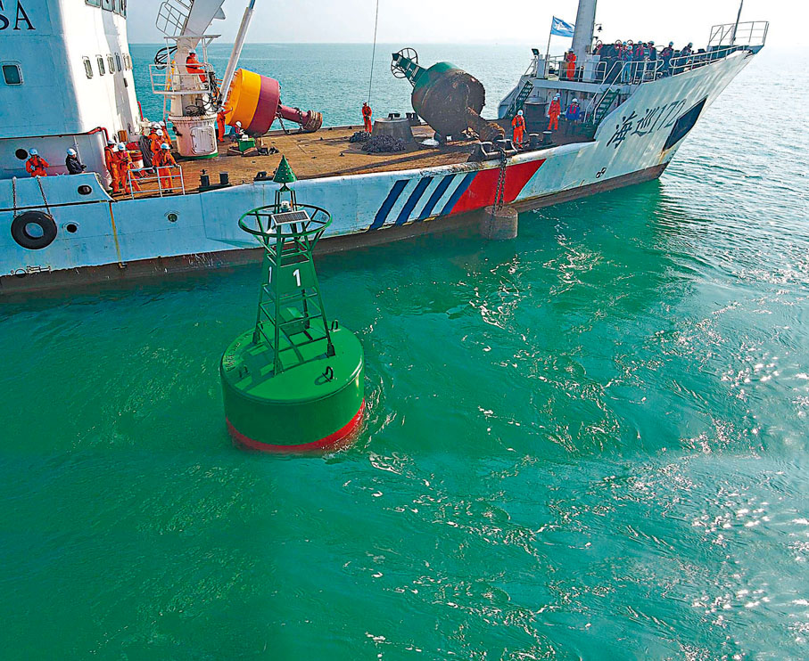 ◆中國在南沙群島火艾礁、牛軛礁和南薰礁附近海域布設3座燈浮標。圖為海巡船2020年在瓊州海峽海域投放燈浮標。 資料圖片