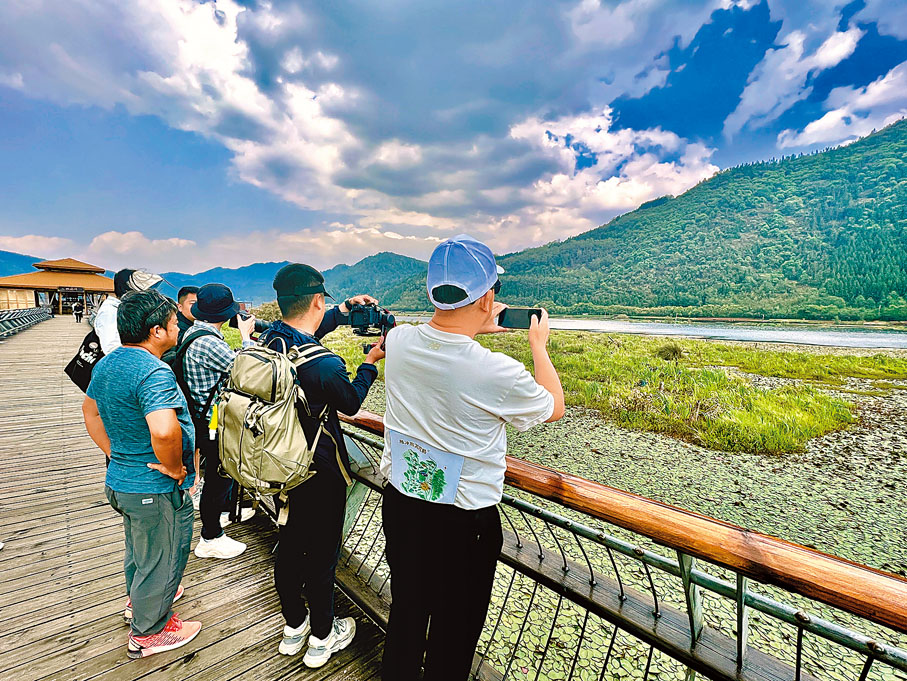 ◆雲南騰沖北海濕地美麗的風光吸引了全國各地乃至全世界的遊客。香港文匯報記者譚旻煦 攝