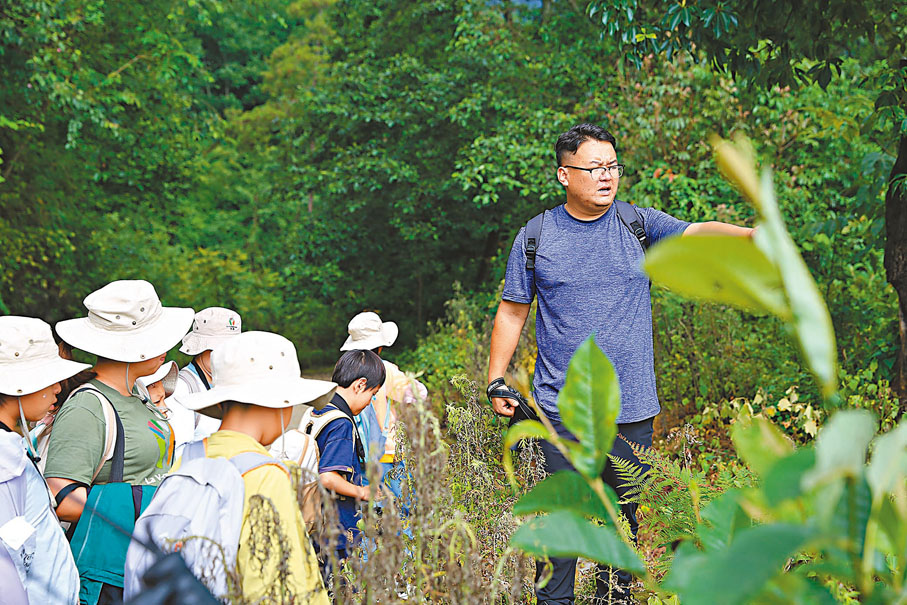 ◆百花嶺村村民葛寶智帶孩子們進入高黎貢山開展研學。 香港文匯報雲南傳真