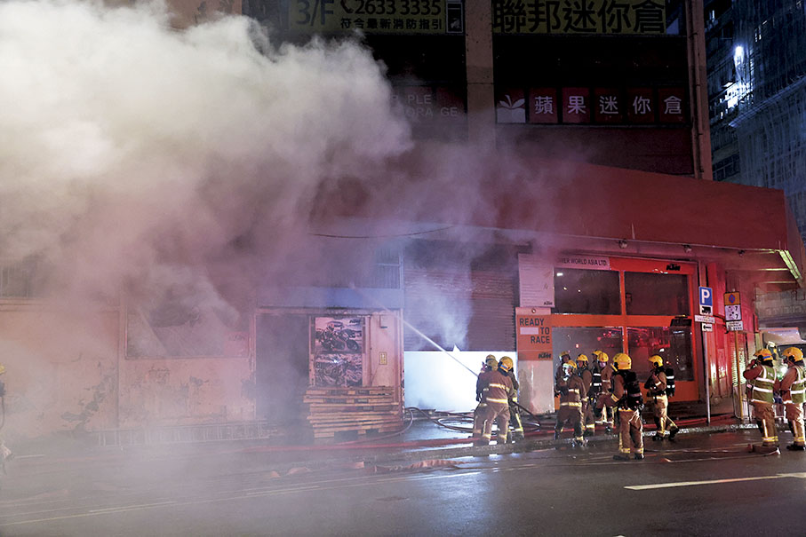 ◆起火現場一度濃煙密布及發生多次爆炸。 香港文匯報記者鄺福強  攝