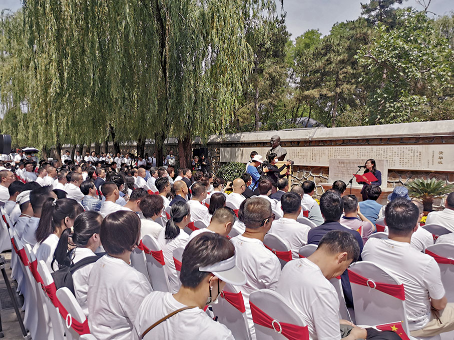 ◆北京圓明園遺址公園在三園交界曾憲梓雕像前舉辦「曾憲梓紀念日」活動。 香港文匯報記者張帥  攝