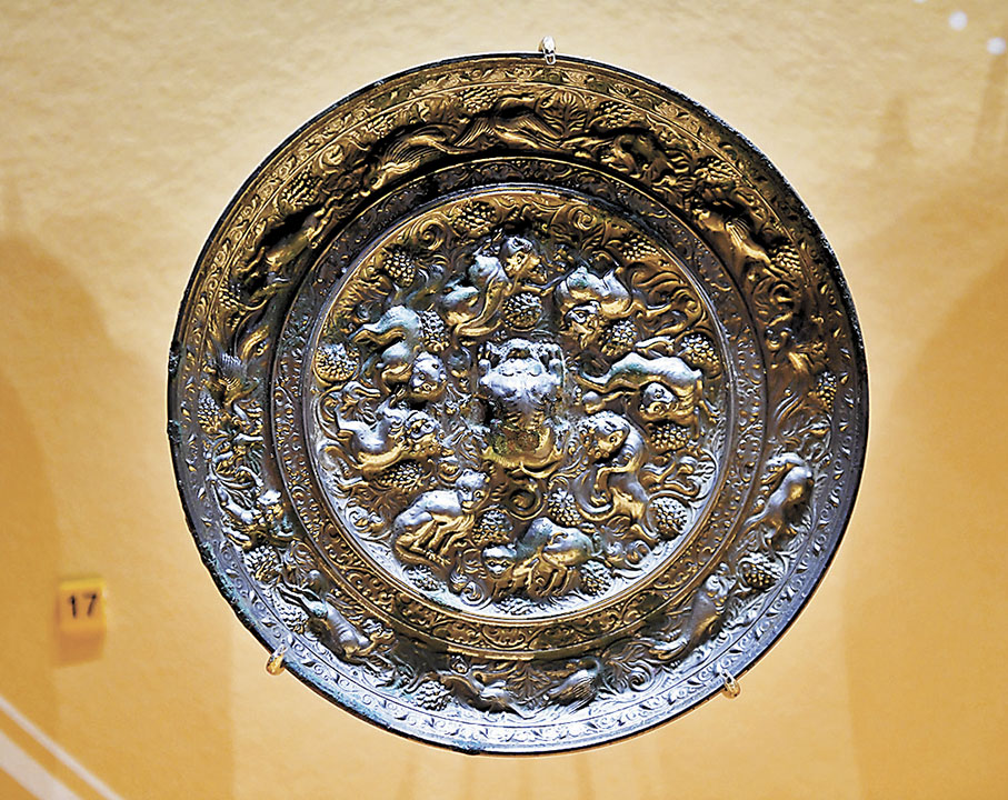 ◆ 唐代瑞獸葡萄紋銅鏡