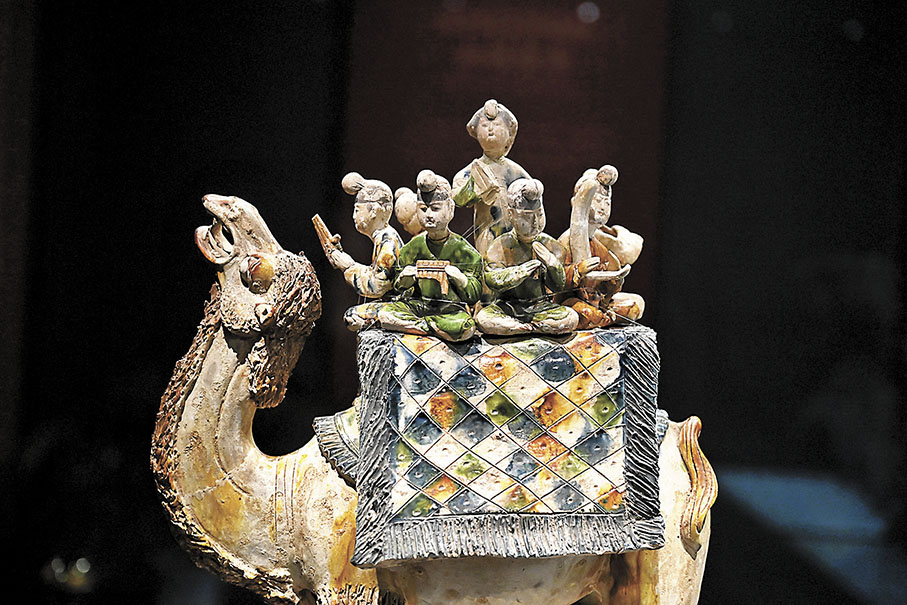 ◆唐三彩駱駝載樂俑