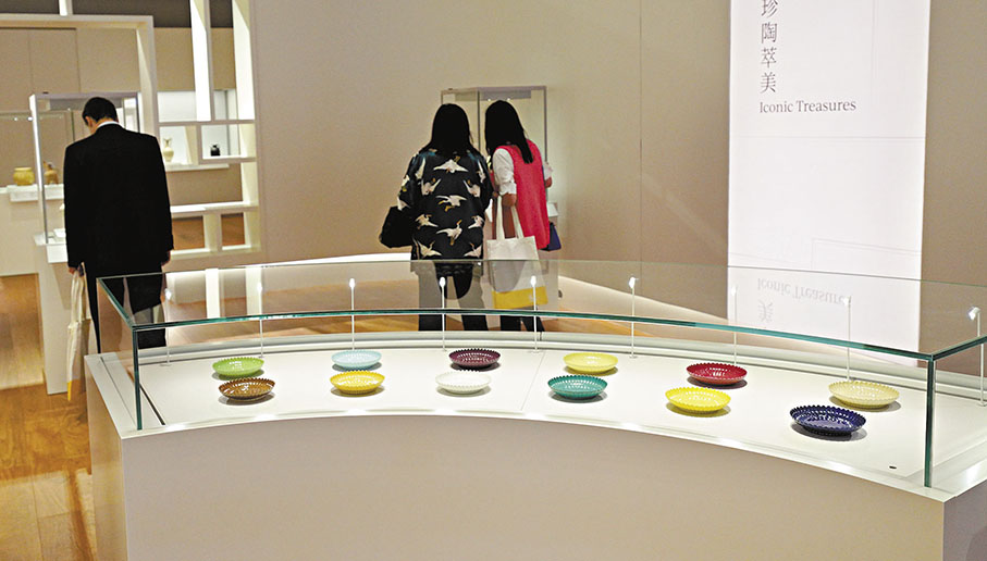 ◆「香港故宮」內的清雍正十二色釉菊瓣盤