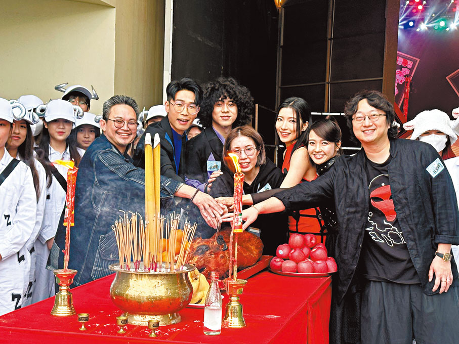 ◆J2 台新節目《我要瞓鬥》台前幕後拜神求一切順利。