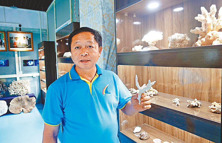 ◆陳宏介紹珊瑚培育情況。 香港文匯報記者何玫 攝