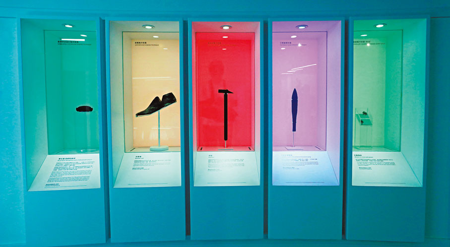 ◆展覽設於由一級歷史建築活化而成的中電鐘樓文化館，不同的展覽品均以不同的燈光代表。香港文匯報記者郭木又  攝