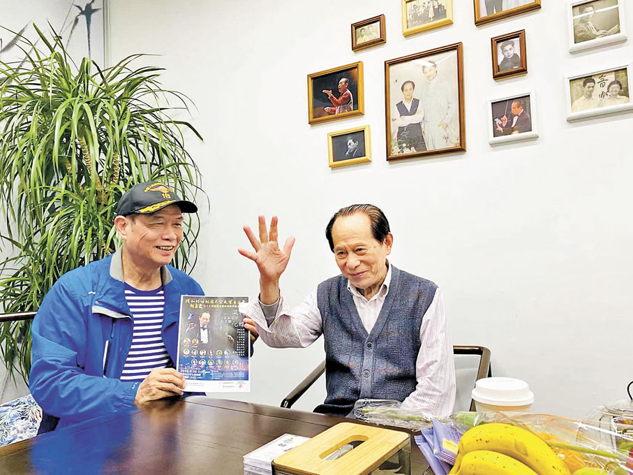 ◆ 何占豪應李志雄（左）的邀請再來港指揮《梁祝》。