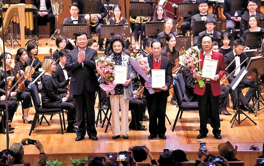 ◆在《梁祝》60周年之際，何占豪（右二）曾參加上海之春國際音樂節。