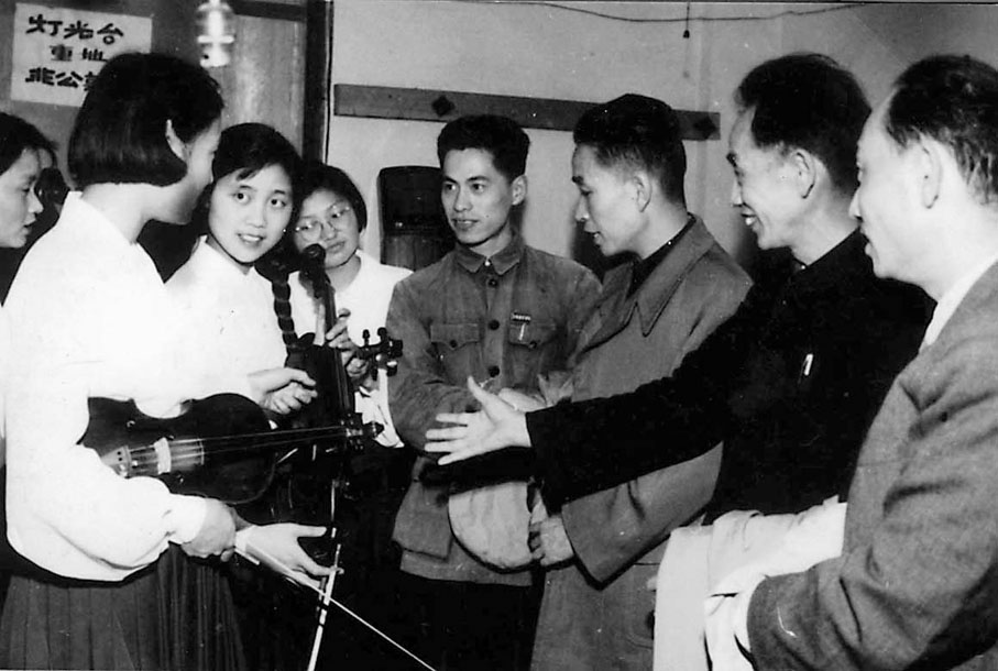 ◆何占豪與同學組建「小提琴民族化實驗小組」並擔任組長。