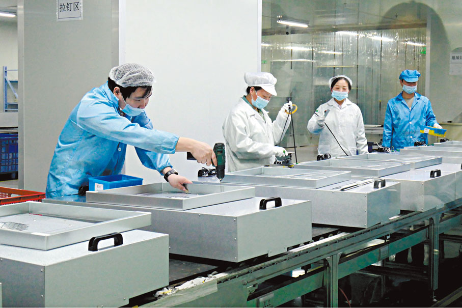 ◆富泰淨化的工人正在進行裝配。香港文匯報記者賀鵬飛  攝