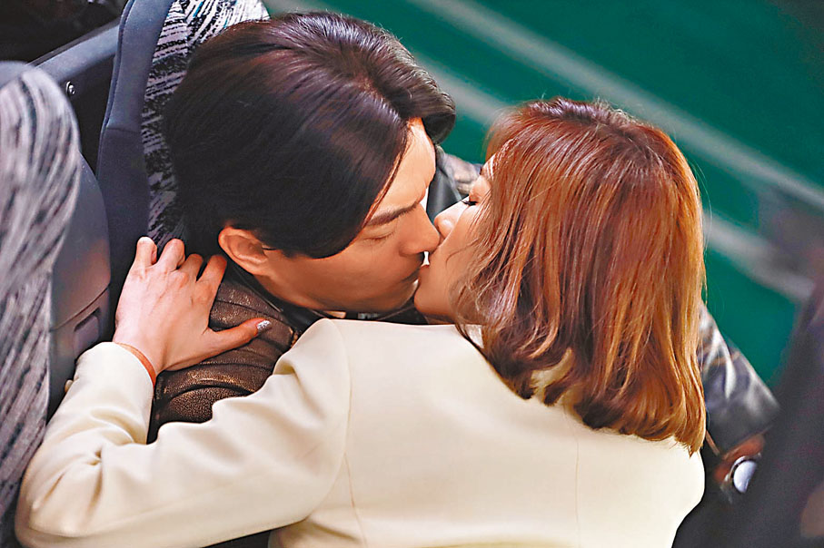 ◆ 楊明與姚子羚拍攝激吻場口。