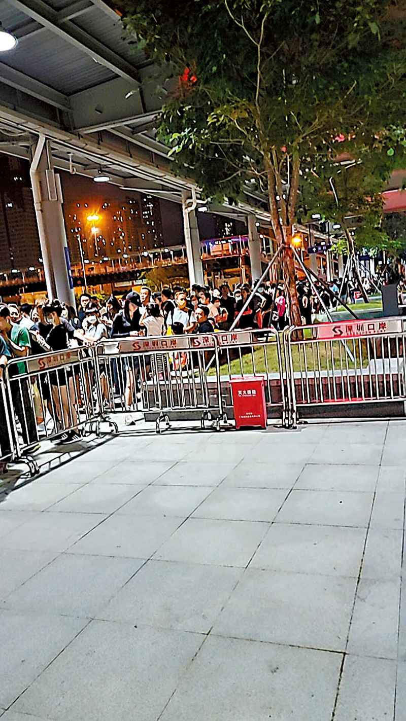 ◆深圳皇崗出境往香港亦見人龍。