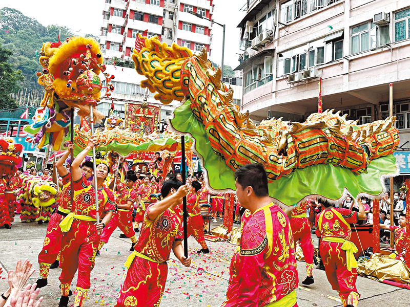 ◆舞龍舞獅吸引大批市民駐足觀賞。