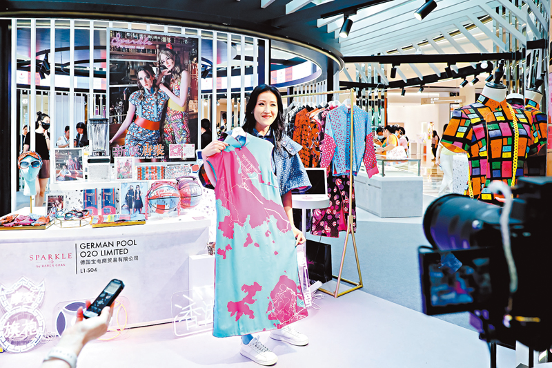 ◆時尚服裝品牌SPARKLE COLLECTION設計師展示新派唐裝。