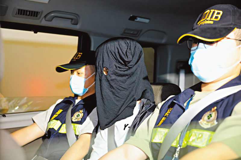 ◆海關拘捕一名涉案20歲青年。 香港文匯報記者鄧偉明  攝