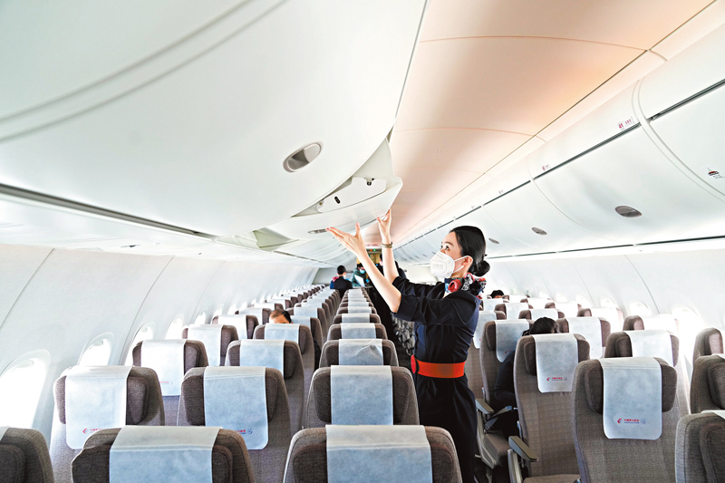 ◆早前，東航的C919飛機乘務員在客艙內工作。資料圖片