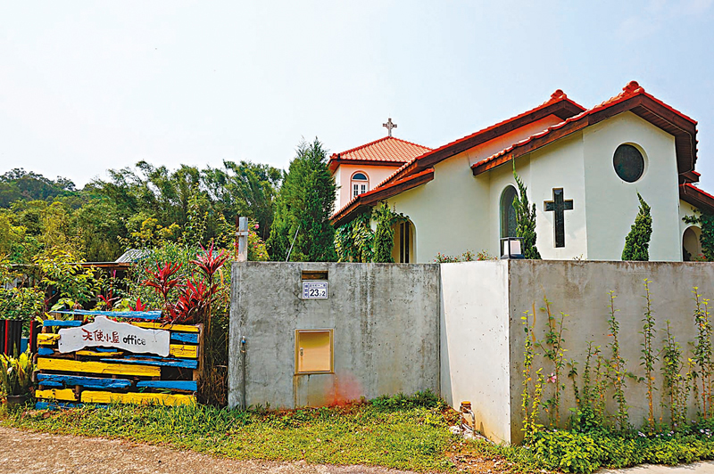 ◆ 天使教堂紅瓦白牆明亮耀眼。