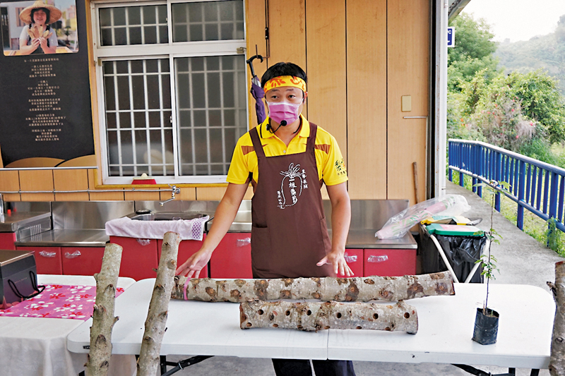 ◆梨之鄉休閒農業區的工作人員介紹椴木香菇。