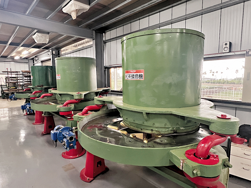 ◆「茶二指」園區工廠內陳列製茶機具。