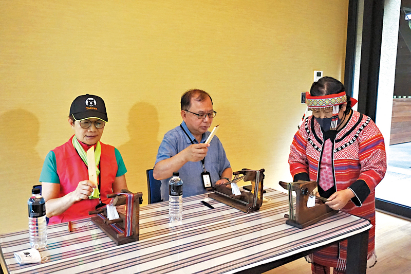 ◆泰雅族人介紹泰雅織彩的編織方法。